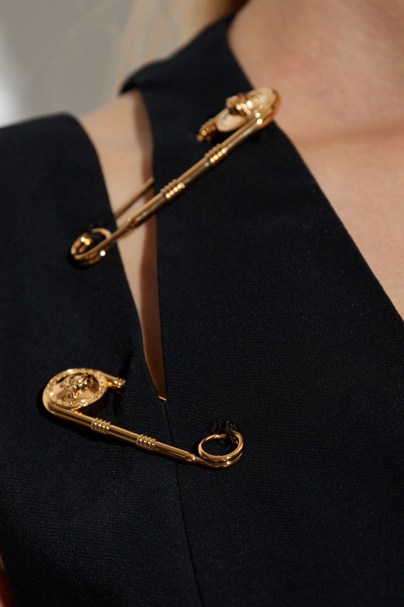 Black Dress with decorative safety pins Versace - Vitkac AS